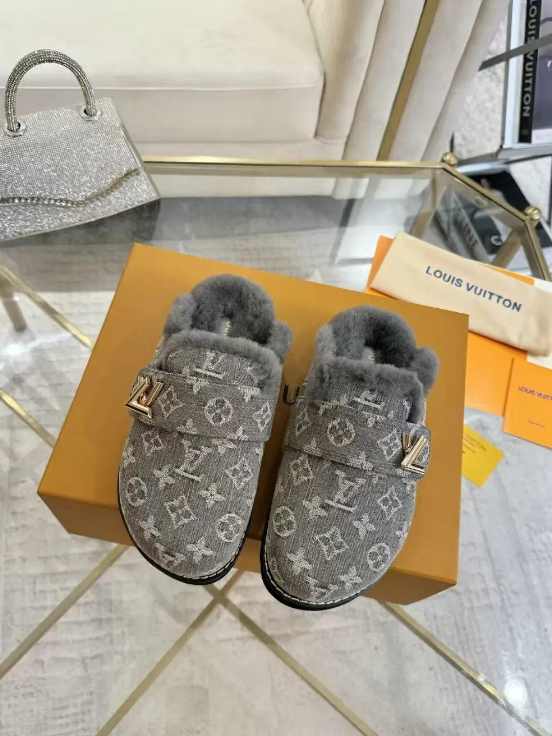 p600✨ LV Couple’s Wool Slippers｜Full of high-end feel, the soles of your feet are luxurious✨ We have achieved the ultimate restoration of the "higher version" of this pair of LV classic toe-toe slippers! 👫💫 🌟 The core advantages are clear at a glance: ✔️ Original jacquard + cowhide fabric, delicate texture, high-end at first glance; ✔️ 280% pure wool lining, wearing barefoot is like stepping on clouds ☁️, soft and skin-friendly and not sweaty; ✔️ Non-slip rubber bottom + three-dimensional toe design, super stable for walking, fashionable and practical!  👀 Must-have attention to detail: Belt buckle + classic LV presbyopic elements, revealing the aura of a big-name brand in a low-key manner ~ Whether it is a couple dating or a trip with besties, both of them are the focus when they go out👟💖 ✨ Easily match the wardrobe: jeans + sweaters, lazy and casual style ✔️ Coat + skirt, refined and elegant ✔️ One pair of shoes can handle a variety of styles, and the sense of luxury is never artificial ~ #LV slippers #couple outfit #High-End Customization #Quality Shoes Recommendation Fabric: Yangjing/classic jacquard fabric Lining: Imported wool lining Sole: Original rubber sole Size: Female 35-41 Male 38-46